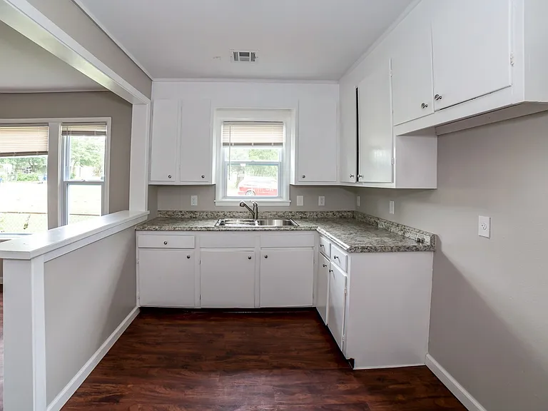1733 E Marshall St — Photo 16