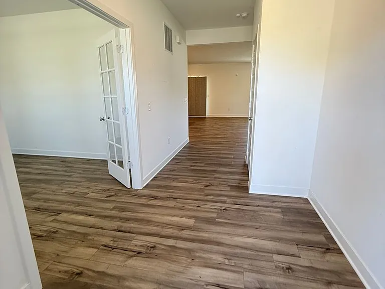 1046 Elmwood Ln — Photo 4