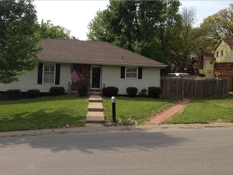 5804 NW Buttonwood Dr — Photo 4