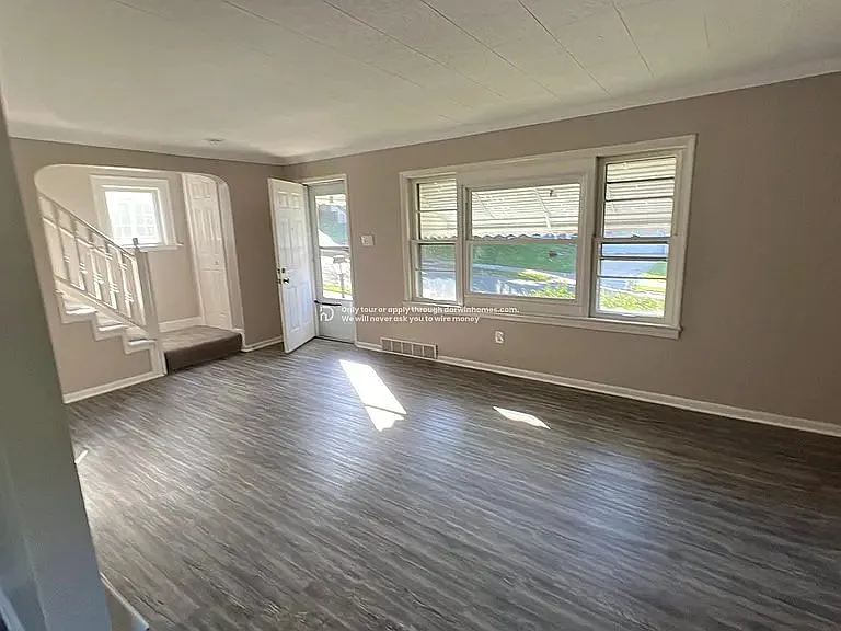 3 bed, 1.0 bath, 1215 sqft, $1,350 — Photo 3