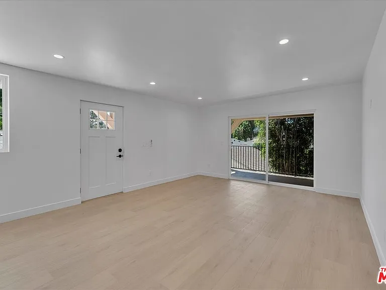 6913 1/2 Encino Ave #UPPER — Photo 8