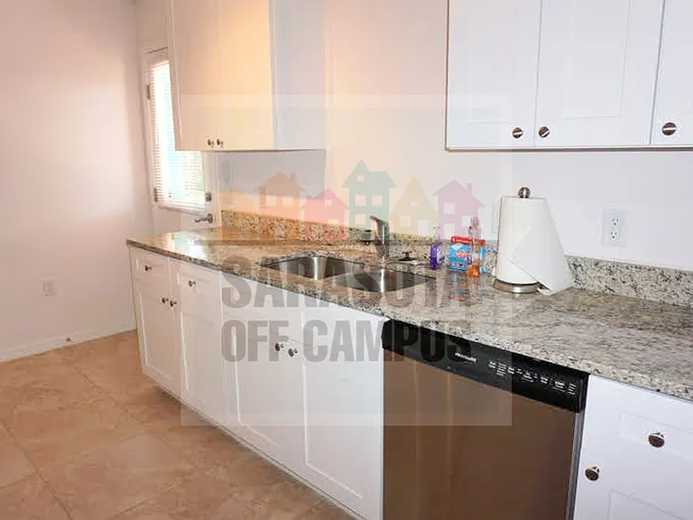 1039 32nd St — Photo 12