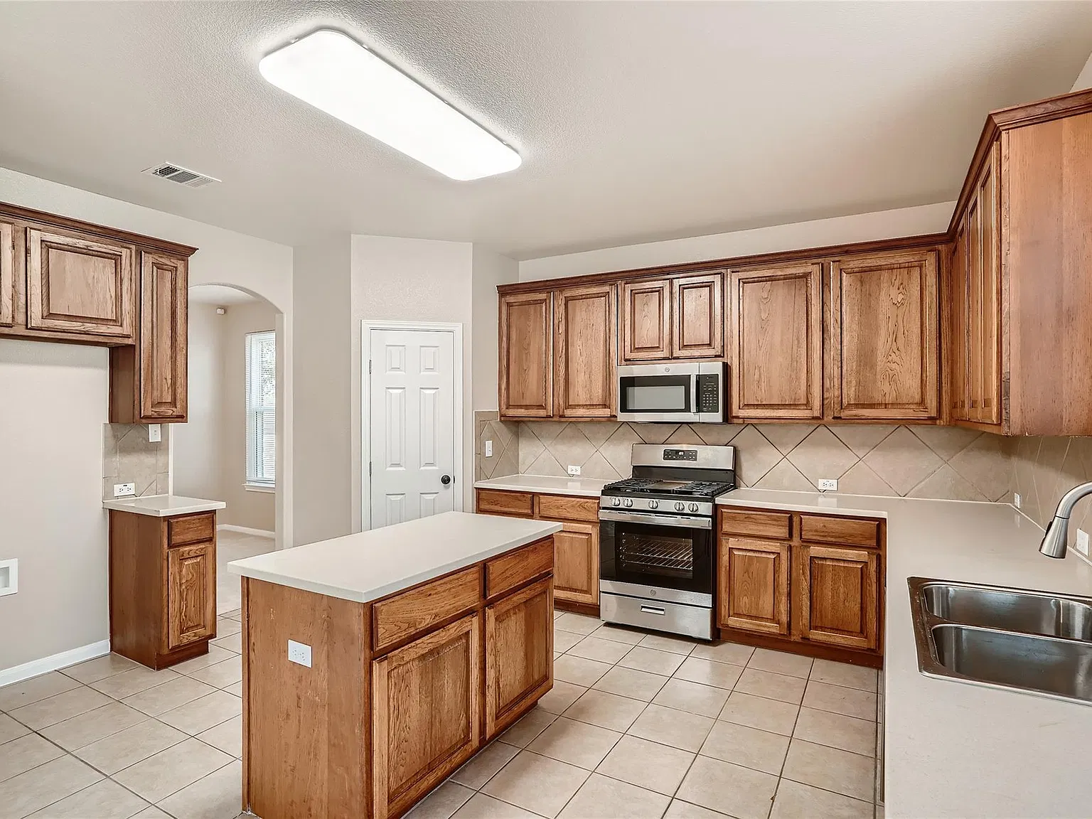 5 bed, 2.5 bath, 2648 sqft, $2,500 — Photo 4