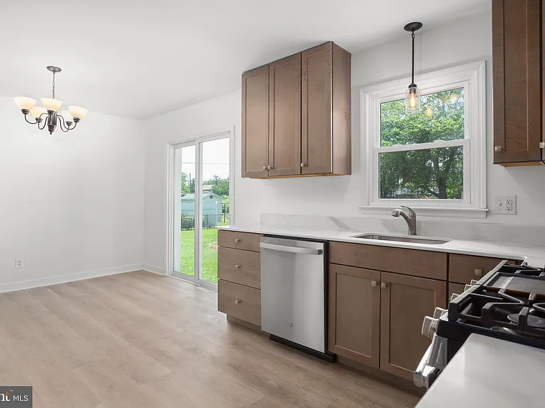 803 Grafton St — Photo 11