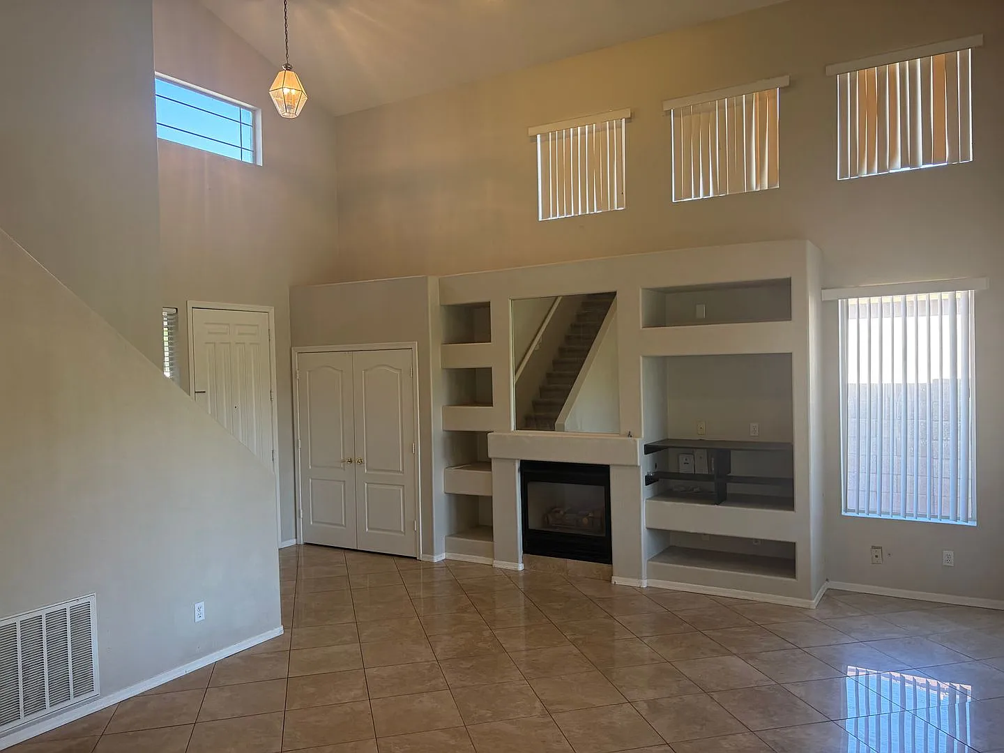 4 Bedroom Chandler Rental Vaulted Ceilings, Primary Deck, 3-Car Garage — Photo 3