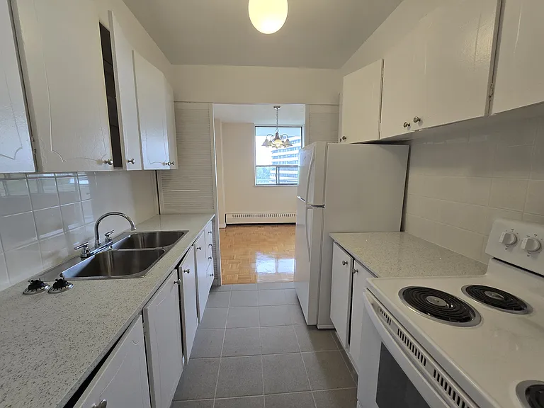 5950 Bathurst St #709 — Photo 10
