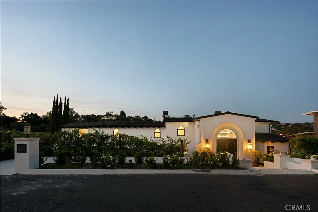 4 bed, 4.5 bath, 4800 sqft, $19,000 — Photo 1