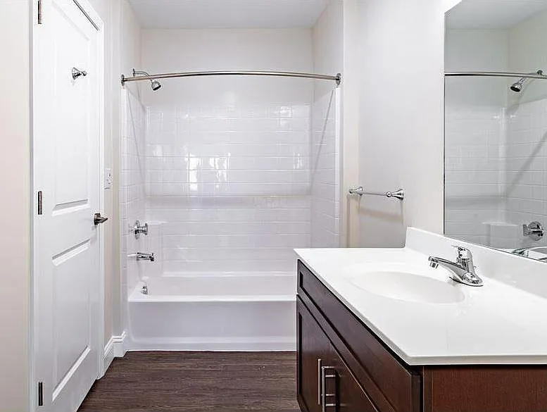 1 bed, 873 sqft, $2,299 — Photo 2