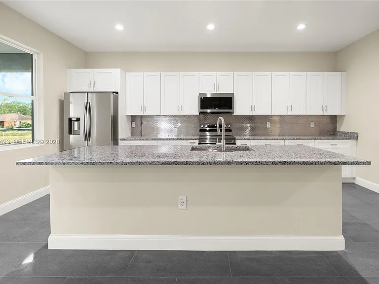 1043 Albert Ave — Photo 17