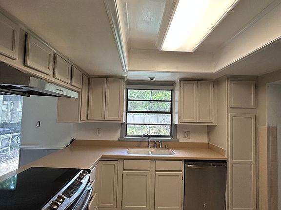 4th image of 2955 Moore Dr