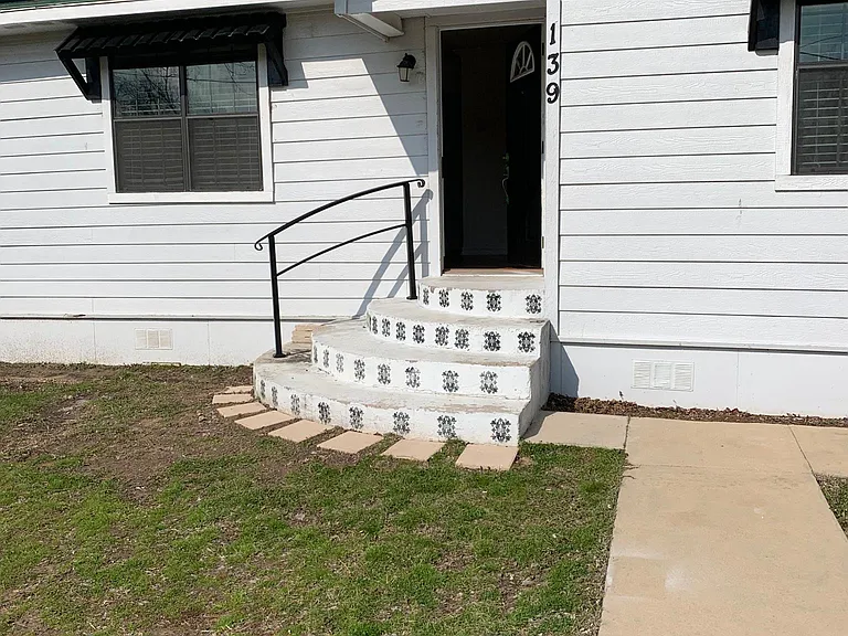 Front steps with sidewalk leading from street