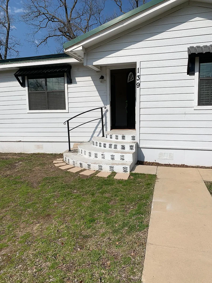 Front steps with sidewalk leading from street - 139 Kyle St