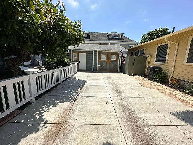 204 S Grand St — Photo 2