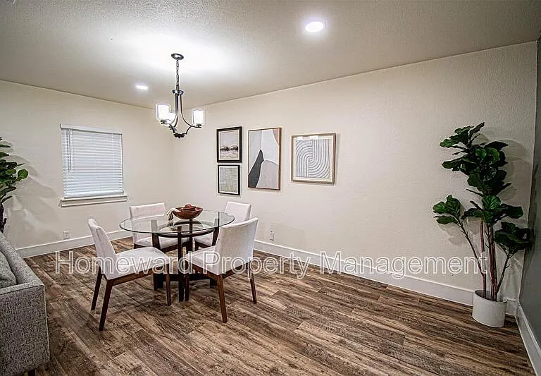 551 E Burks St — Photo 8
