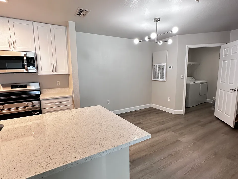 5449 Vineland Rd #4102