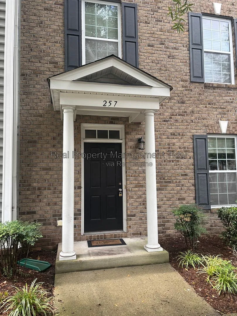 3 bed, 3.0 bath, 1749 sqft, $2,395 — Photo 2