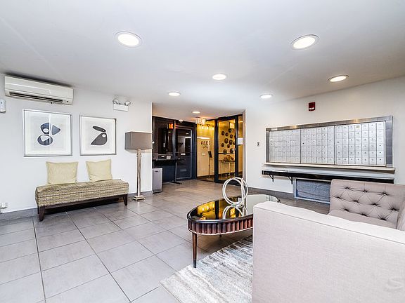 3rd image of 1339 N Dearborn St APT 15A