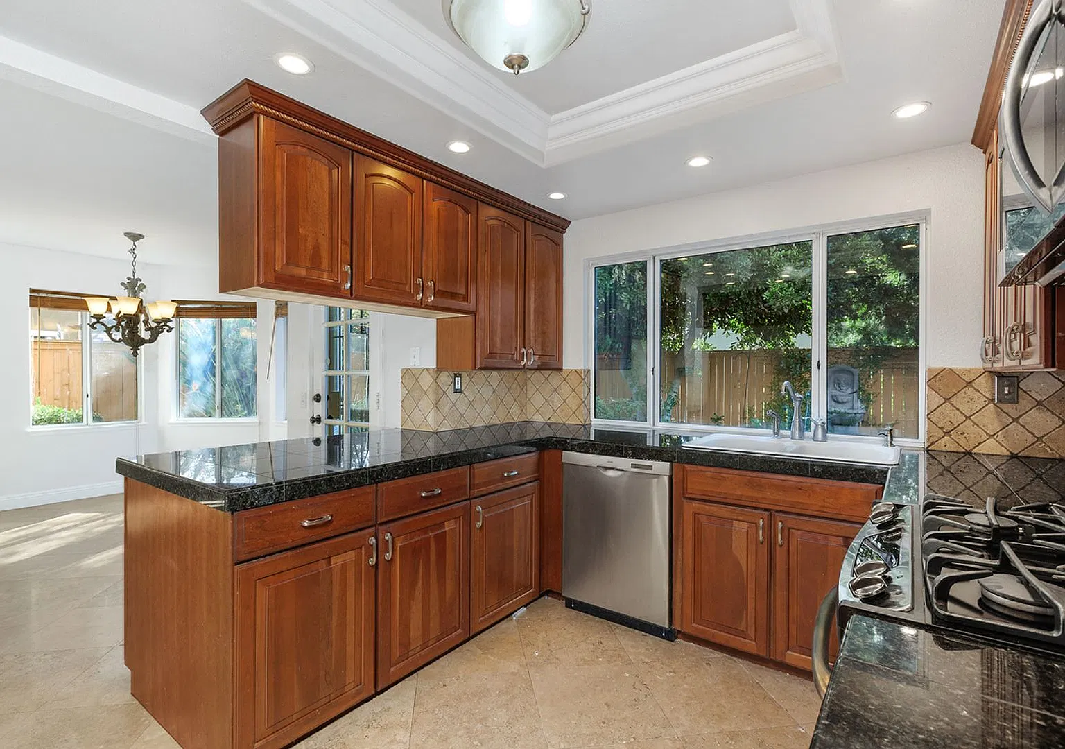 30207 Silver Ridge Ct. Temecula CA 92591. Upgraded Kitchen, 1970 Sqft, Two-Story, Travertine Tile... — Photo 4