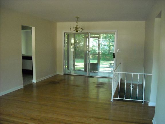 5th image of 415 E Stafford Ave