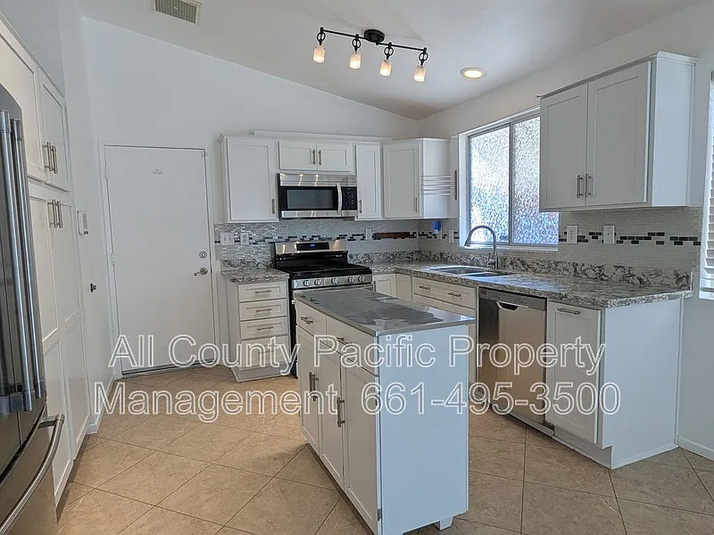 3 bed, 2.0 bath, 1553 sqft, $3,275 — Photo 4