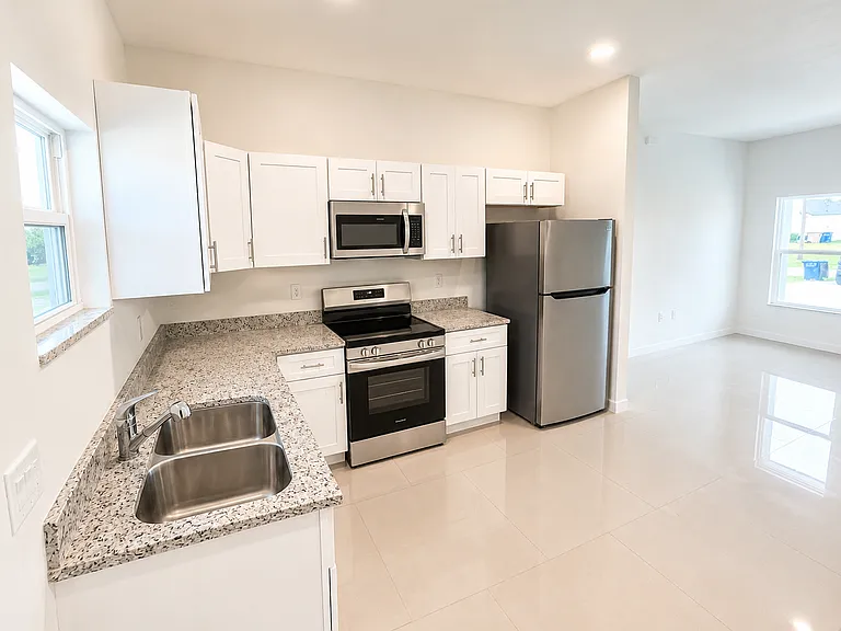 2910 55th St W — Photo 5