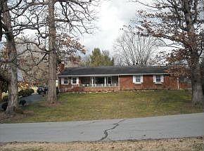5th image of 210 Oak Ln