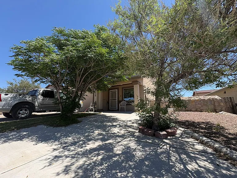 629 Bell Gordon St — Photo 3