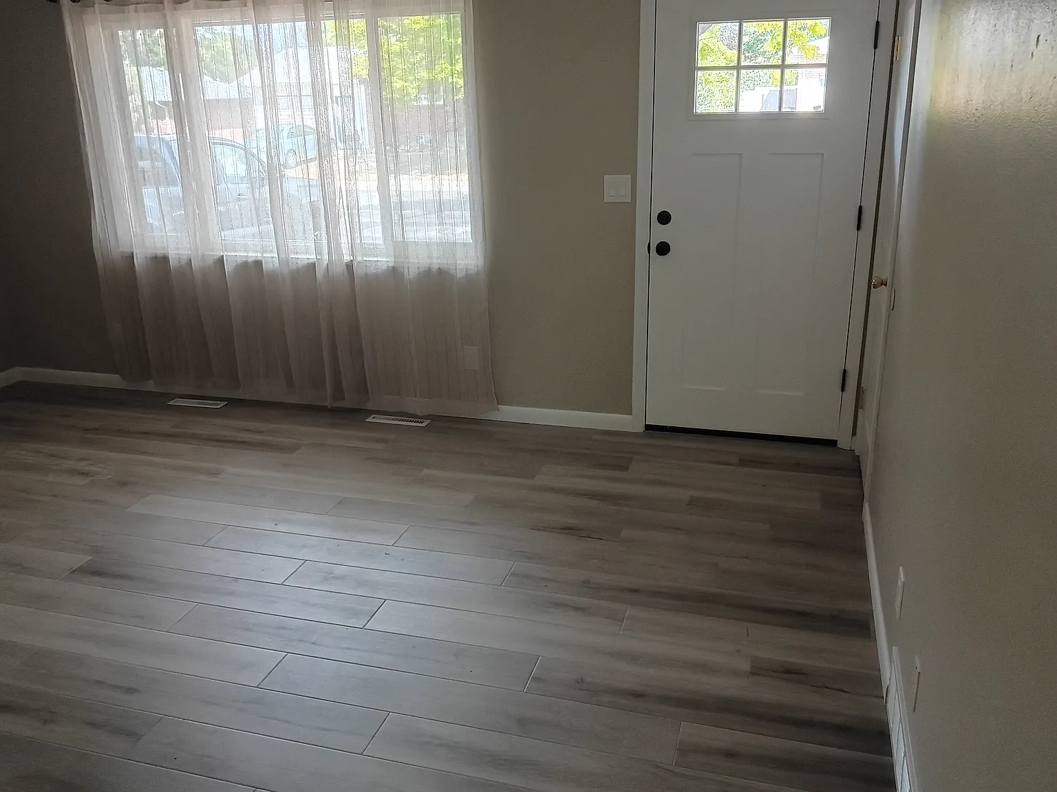 3 bed, 1.5 bath, 1053 sqft, $2,000 — Photo 2