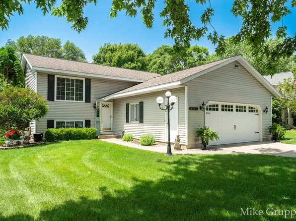 2565 Spring Ct, Zeeland, MI 49464