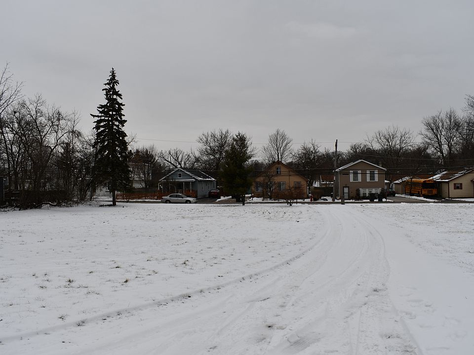 2nd image of 215 Shady Ln