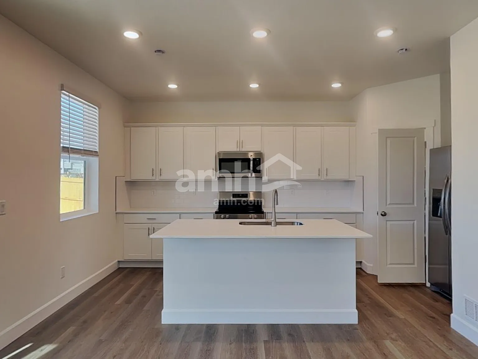 3 bed, 2.5 bath, 1717 sqft, $2,920 — Photo 3