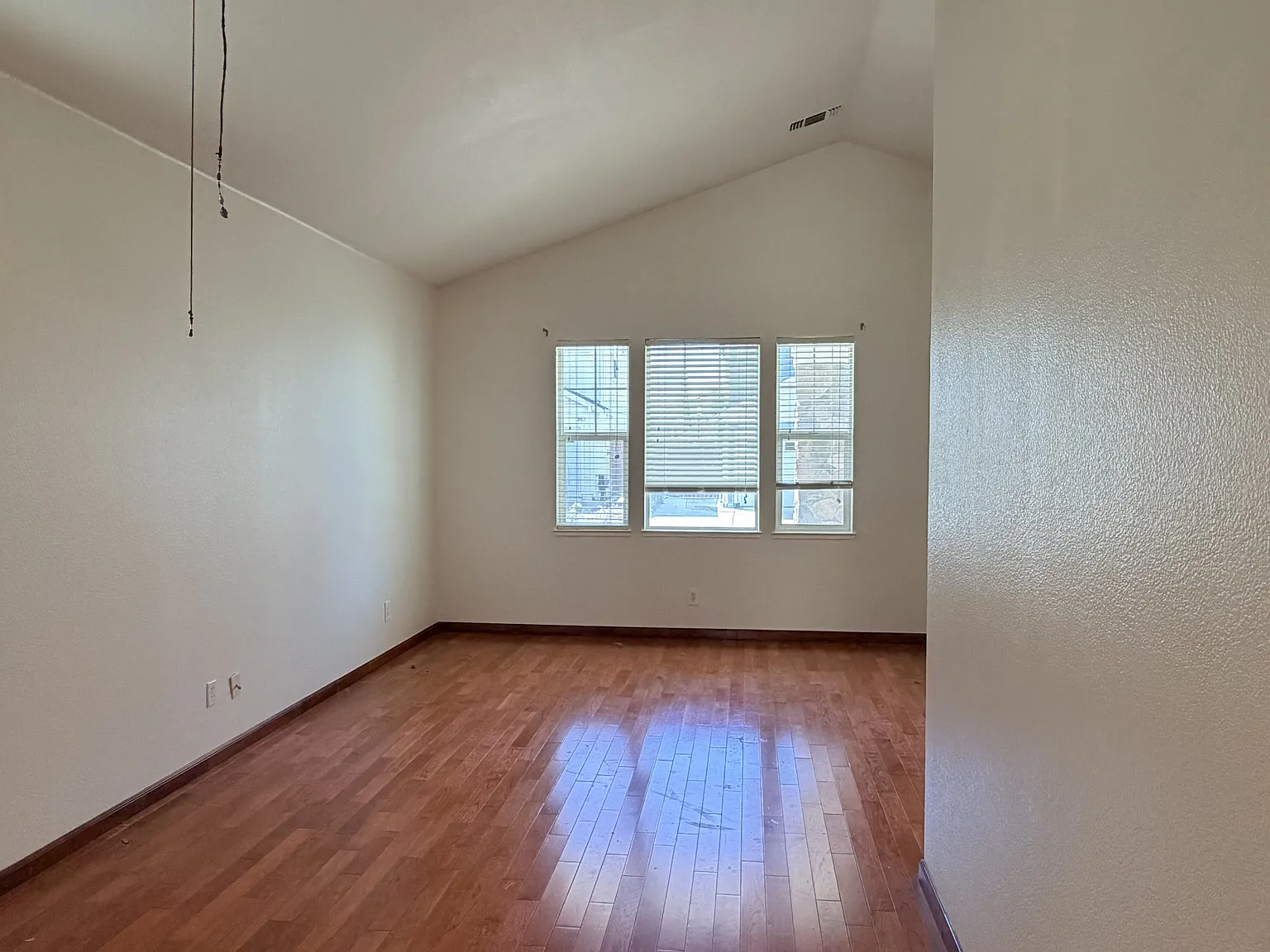 4 bed, 2168 sqft, $3,400 — Photo 3