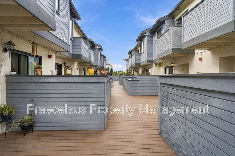 2 bed, 1.5 bath, 993 sqft, $2,300 — Photo 2