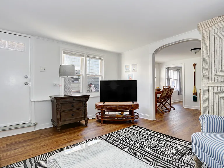 10 S Troy Ave #DOWNSTAIRS — Photo 2