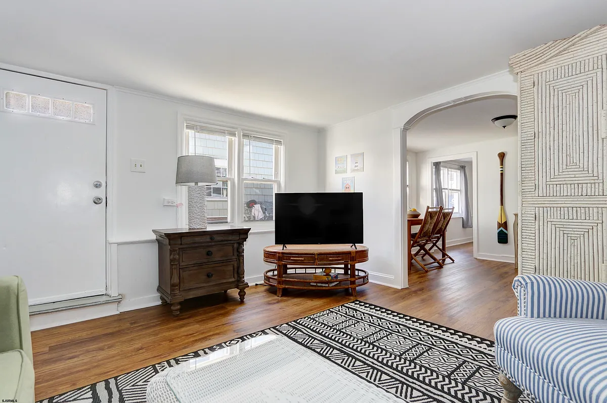 Building Photo - 10 S Troy Ave #DOWNSTAIRS