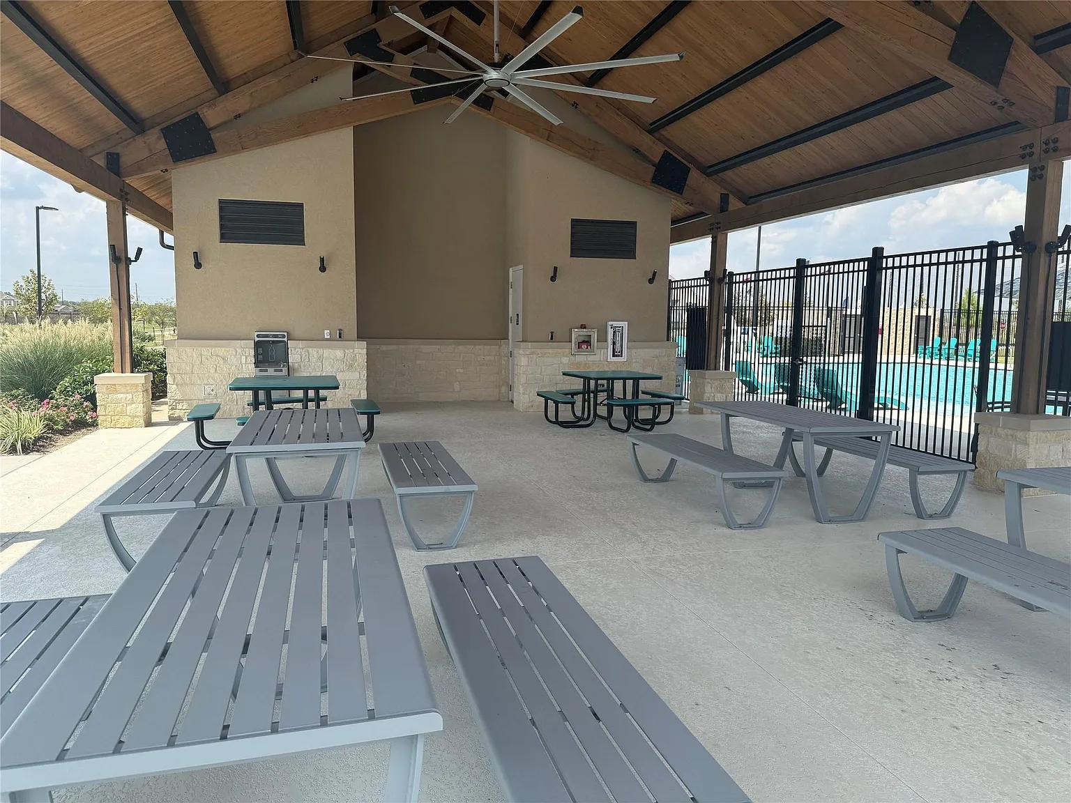 4 bed, 2.0 bath, 1788 sqft, $2,200 — Photo 2