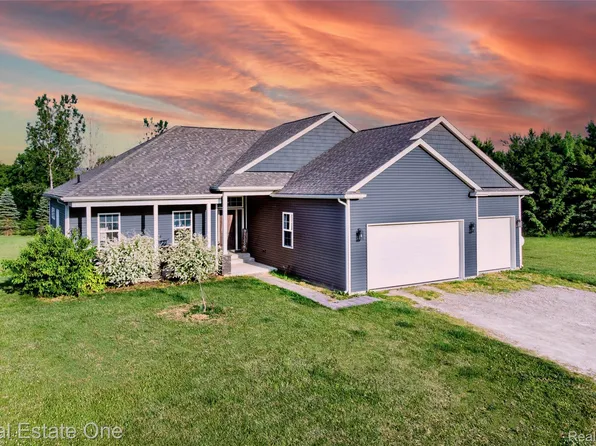 10125 Chase Lake Rd, Fowlerville, MI 48836