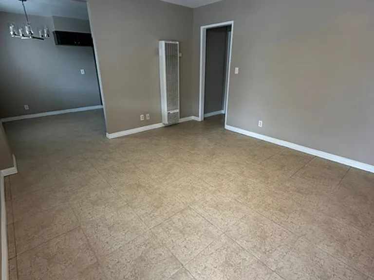 405 S Kroeger St — Photo 11