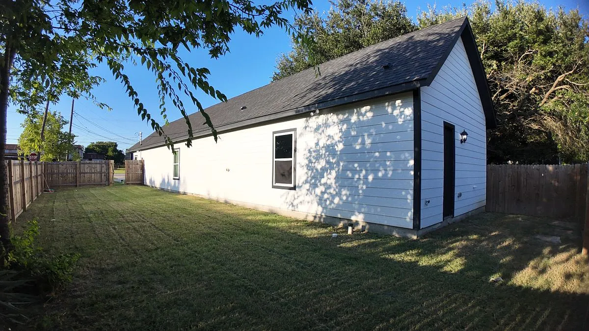 3 bed, 2.0 bath, 1492 sqft, $1,700 — Photo 2