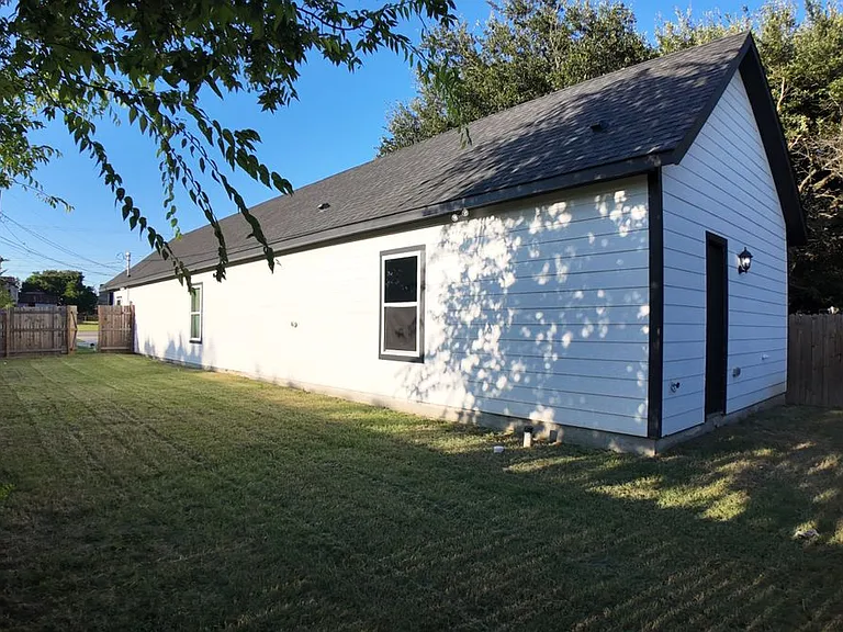 4709 Lee St — Photo 2