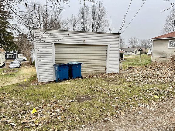 3rd image of 119 E 2nd St