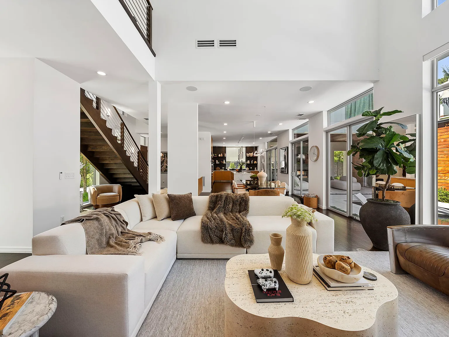4 bed, 4.5 bath, 4000 sqft, $20,500 — Photo 3