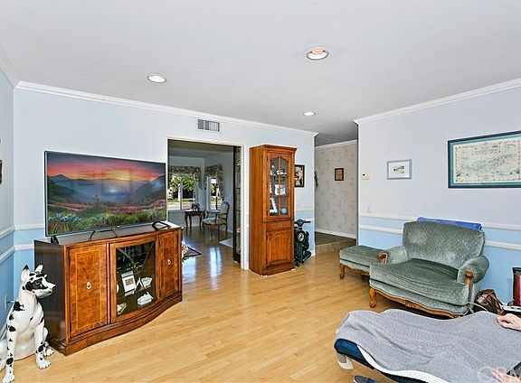 4th image of 134 N Queensbury St