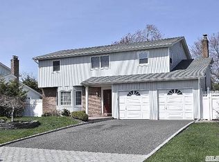 75 Stuyvesant Rd, Oakdale, NY 11769