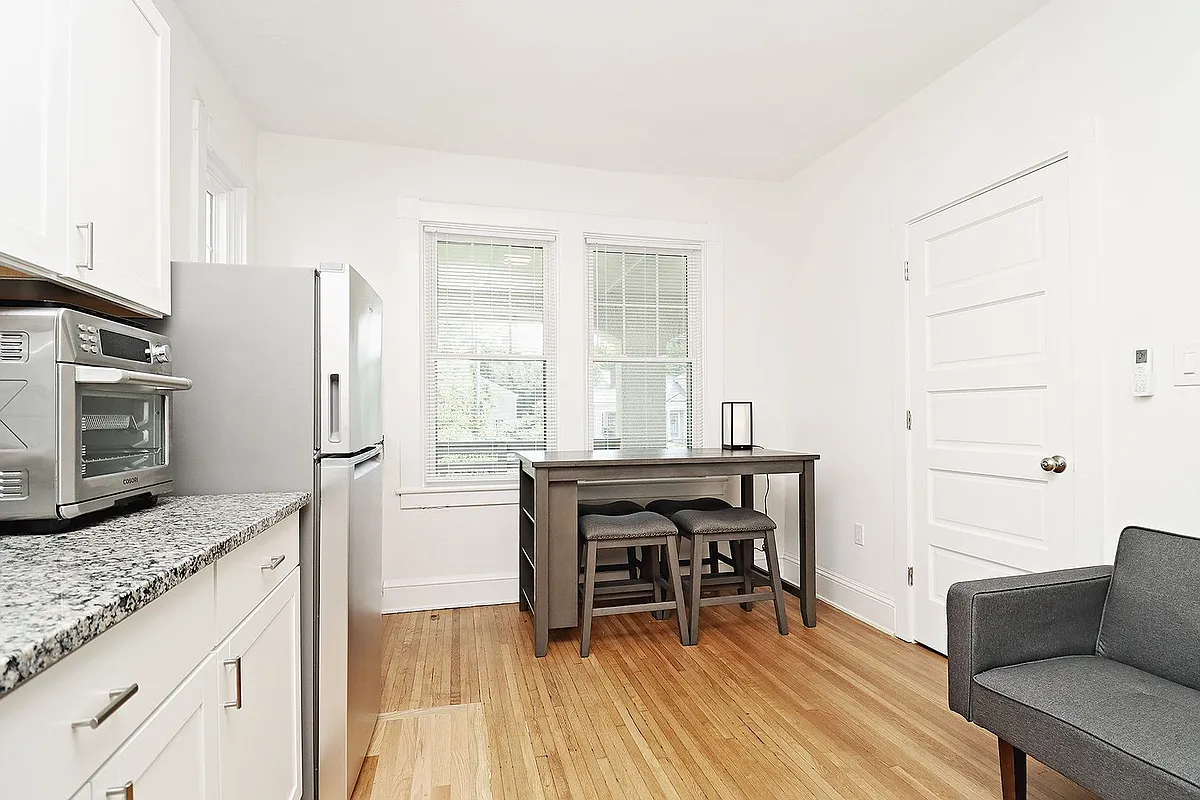 Building Photo - 2309 Fontaine Ave #2