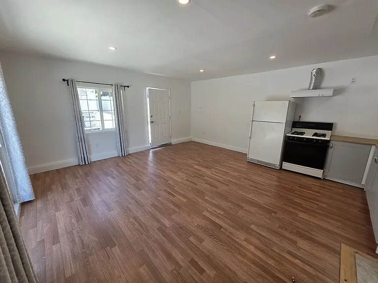 10533 Nassau Ave — Photo 4