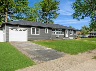 77 Wellesley Ln, Hicksville, NY 11801