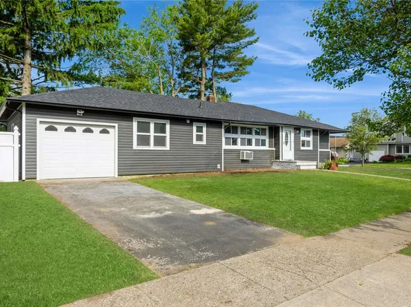 77 Wellesley Lane, Hicksville, NY 11801