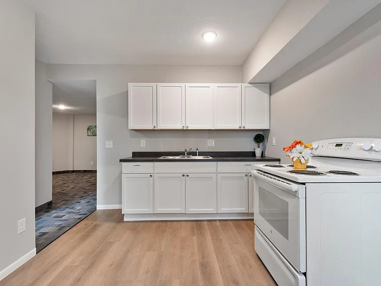 154 E Broadway St — Photo 14
