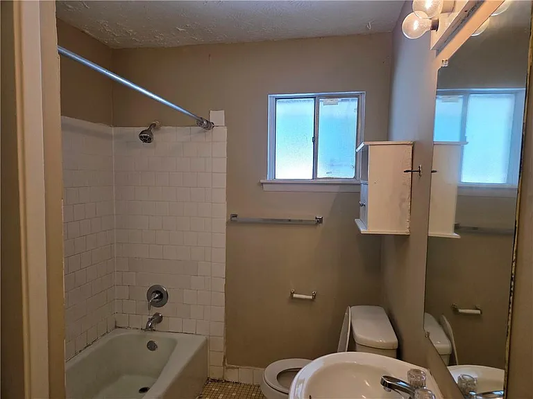897 Six Oaks Cir #B — Photo 3